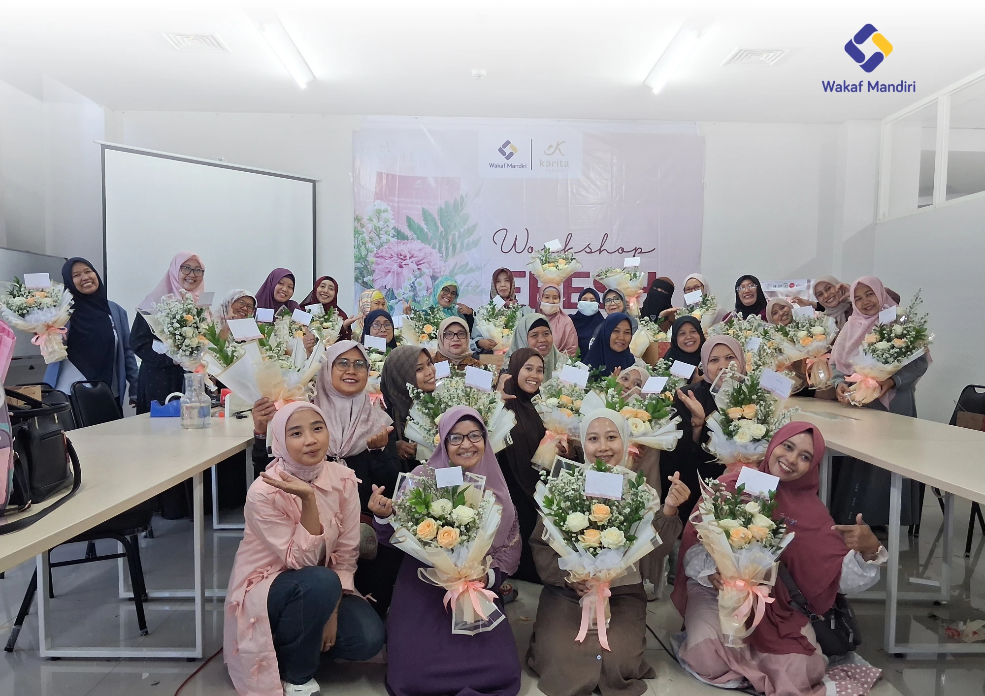 Fresh Flower Arrangement Workshop Berlangsung Meriah, Kolaborasi Wakaf Mandiri Dan Karita Surabaya Hadirkan Pengalaman Kreatif Yang Berkesan
